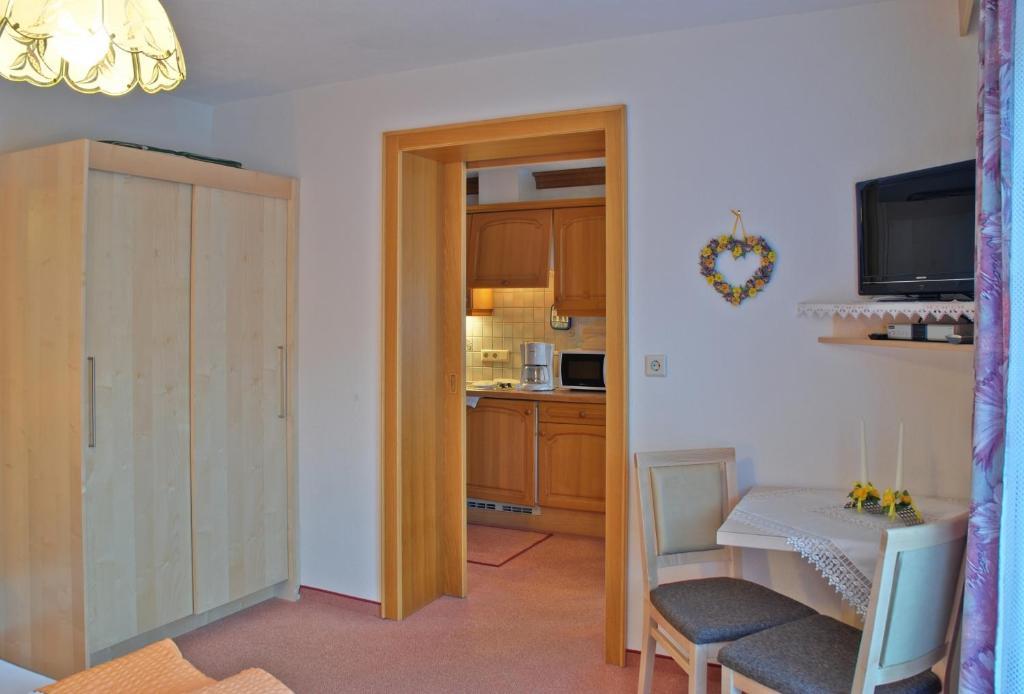 Gaestehaus Resi Jerzens Kamer foto